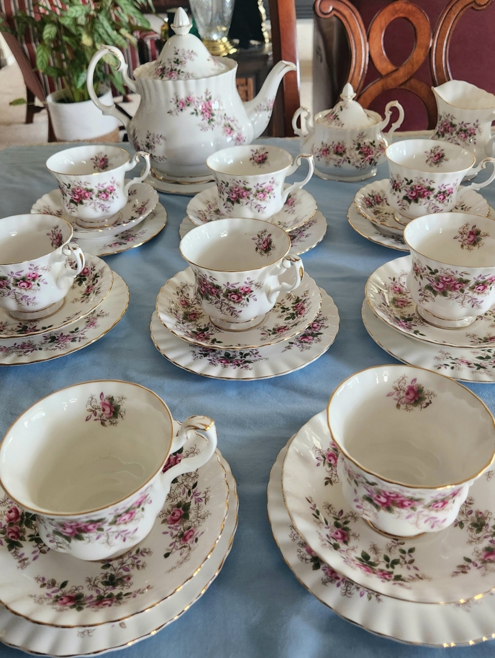 Beautiful Royal Albert Lavender Rose 8 Settings Teaset. Made In England! Mint!